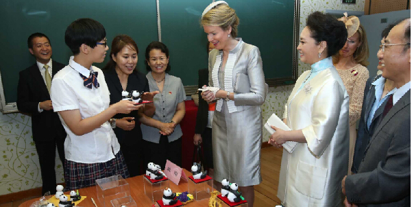 彭丽媛和比利时王后共同参观北京官方网站